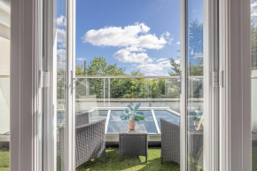 Modern Stylish Large 6 bed detached Home in Windsor